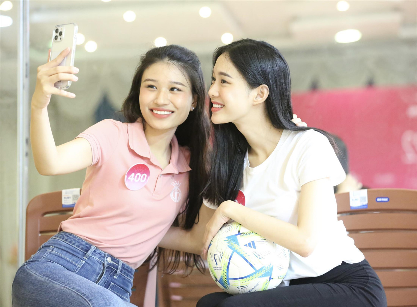 Hai thí sinh Lê Minh Anh (trái) và Đỗ Trần Ngọc Thảo thân thiết sau cánh gà. Ảnh: TRỌNG TÀI