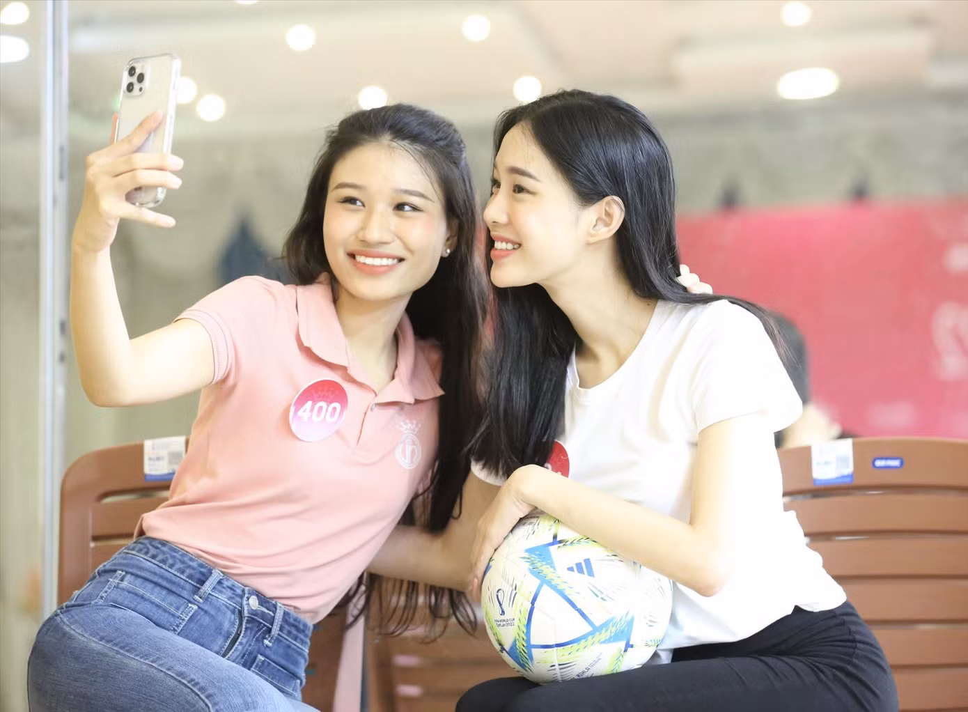 Hai thí sinh Lê Minh Anh (trái) và Đỗ Trần Ngọc Thảo thân thiết sau cánh gà. Ảnh: TRỌNG TÀI