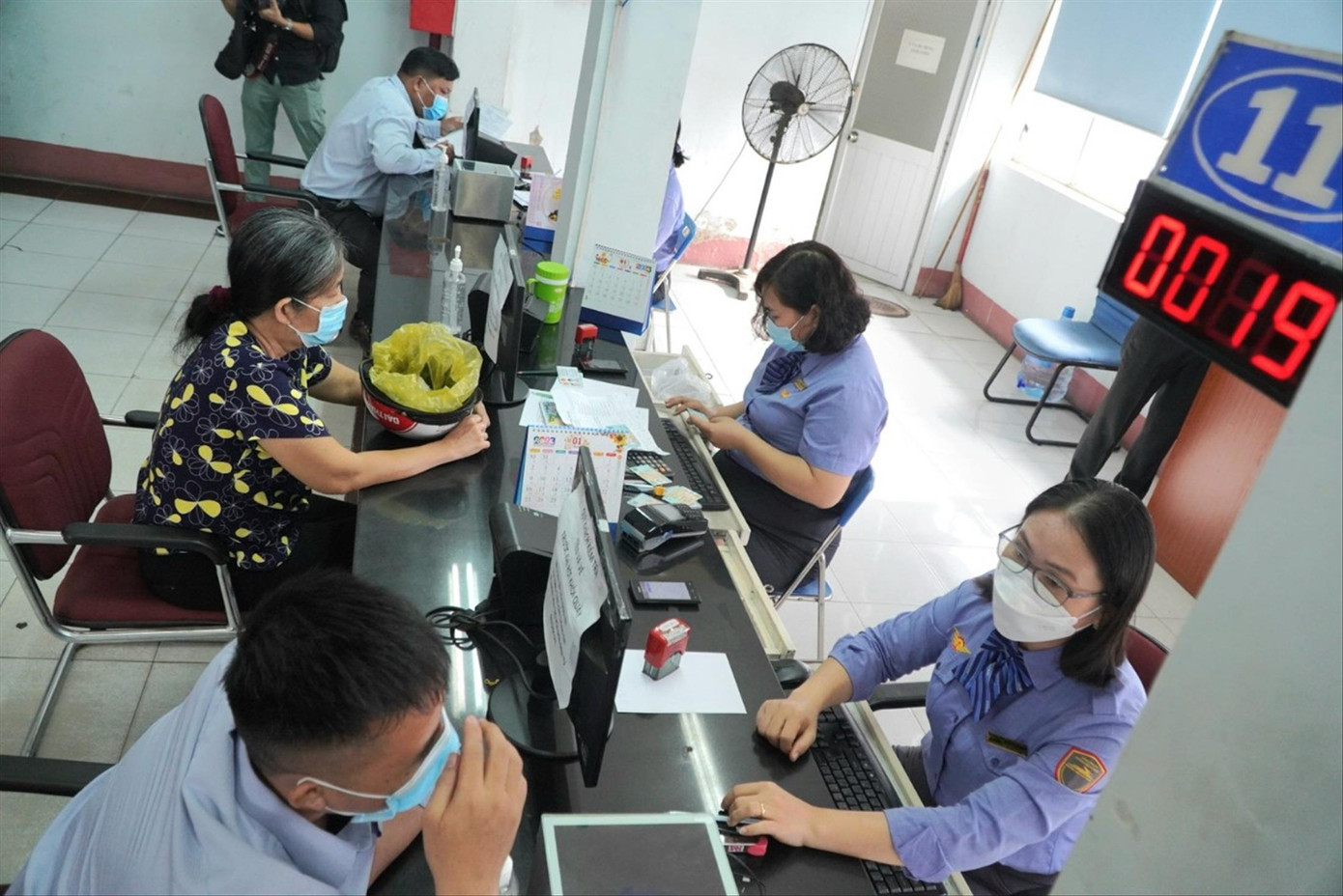 Người dân mua vé tàu Tết ở ga Sài Gòn. Ảnh: HỮU HUY Người dân mua vé tàu Tết ở ga Sài Gòn. Ảnh: HỮU HUY