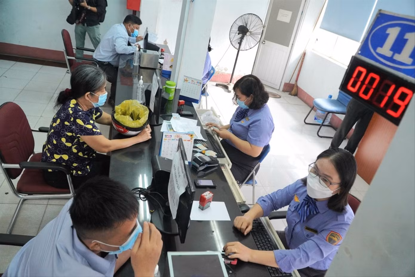 Người dân mua vé tàu Tết ở ga Sài Gòn. Ảnh: HỮU HUY