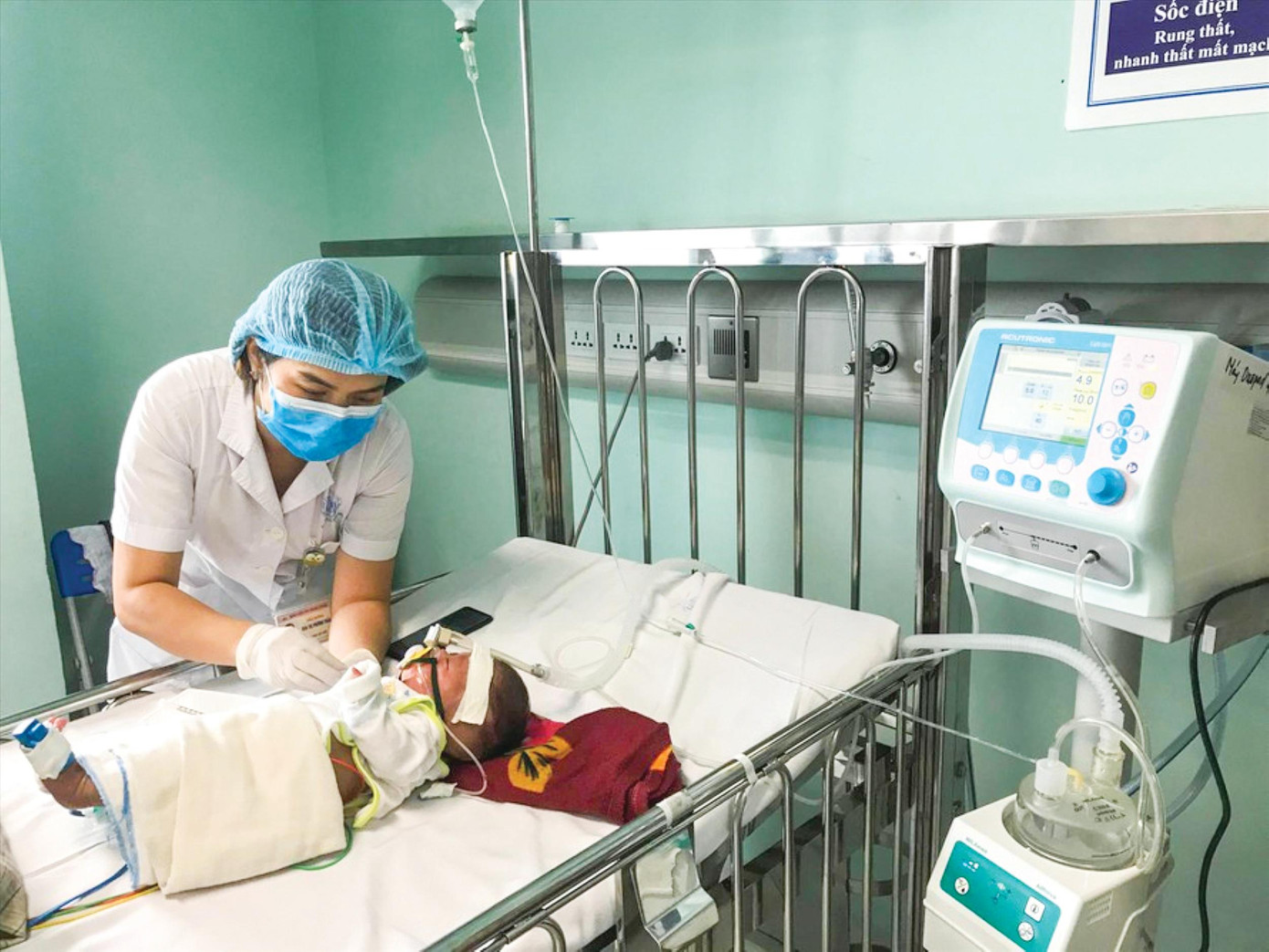 Bác sĩ thăm khám cho trẻ tại BV nhi Trung ương Bác sĩ thăm khám cho trẻ tại BV nhi Trung ương