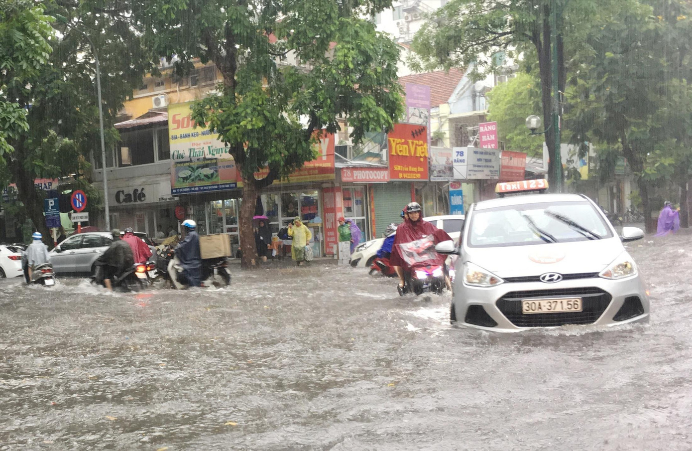 Ngập nước trên đường Trần Hưng Đạo thời gian vừa qua