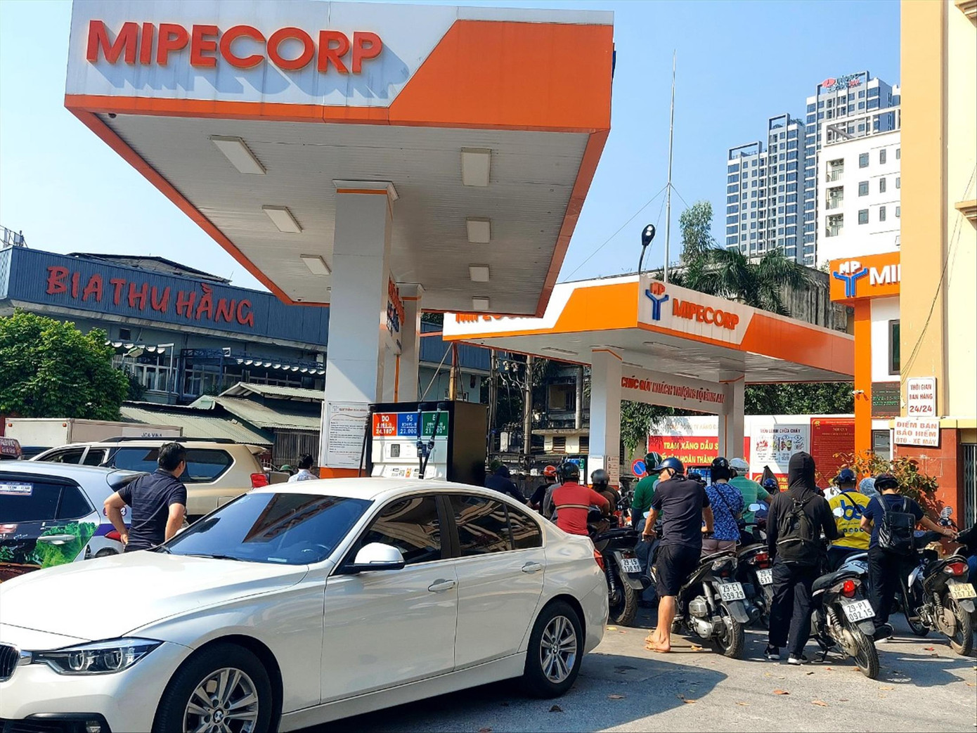 Tình trạng thiếu nguồn cung xăng dầu đã kéo dài gần 2 tháng qua ở nhiều địa phương. Ảnh: Nguyễn Bằng