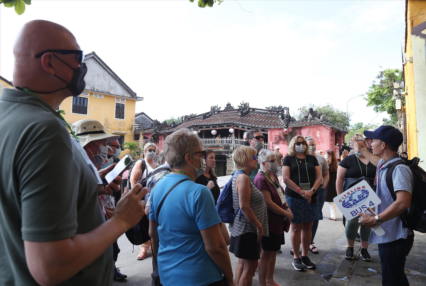 Đoàn khách quốc tế tham quan phố cổ Hội An. Ảnh Hoài Văn