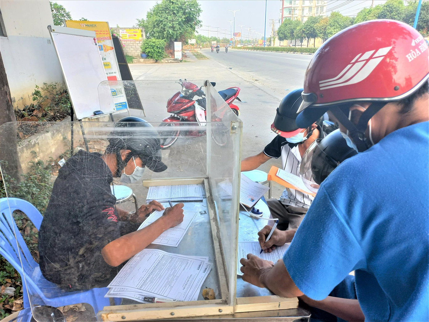 Sau một tuần đặt bàn ngoài đường tuyển dụng, DN chỉ tiếp đón được khoảng 10 người tìm việc. Ảnh: H.C