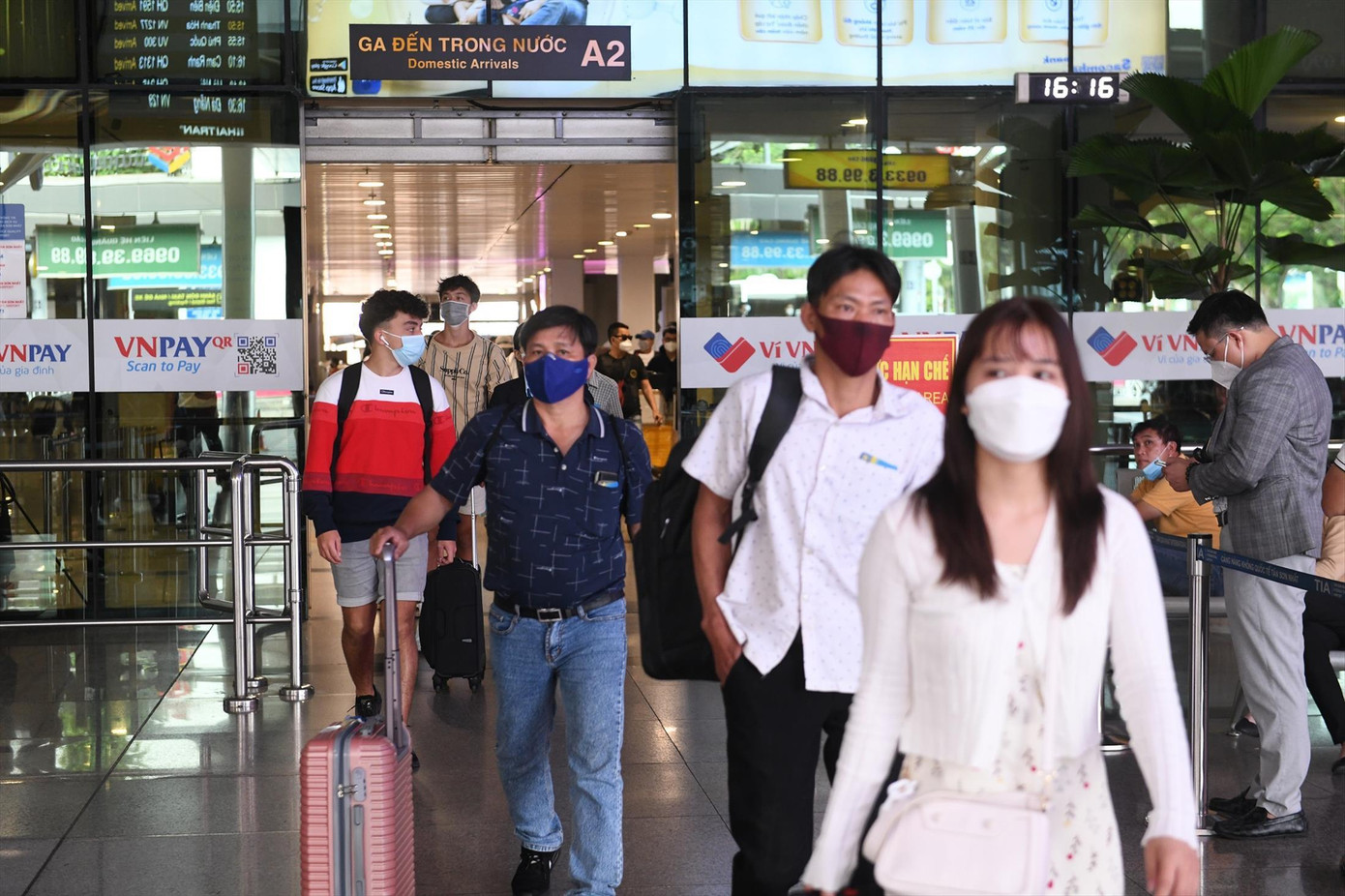 Người dân từ các địa phương trở lại TPHCM sau Tết Người dân từ các địa phương trở lại TPHCM sau Tết