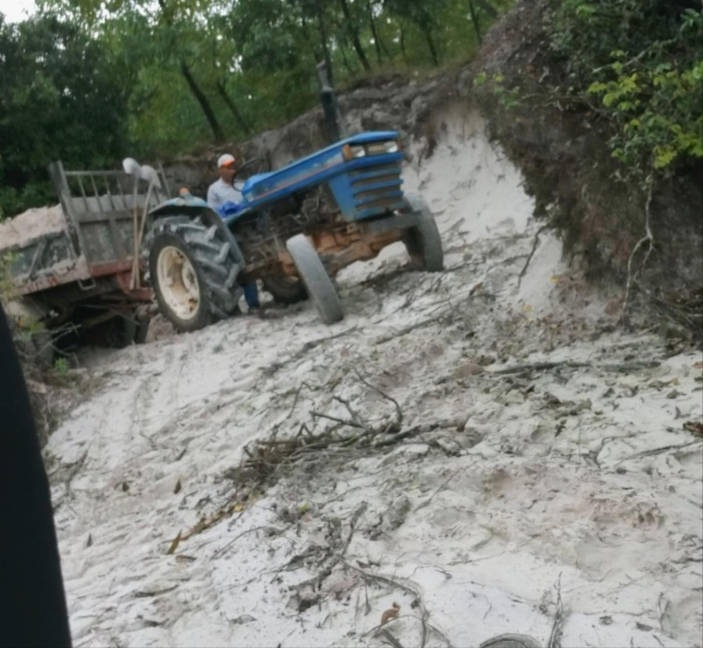 Xe đầu máy Kobota khai thác, vận chuyển trái phép cát trắng ở khu vực đồi Con Voi Xe đầu máy Kobota khai thác, vận chuyển trái phép cát trắng ở khu vực đồi Con Voi