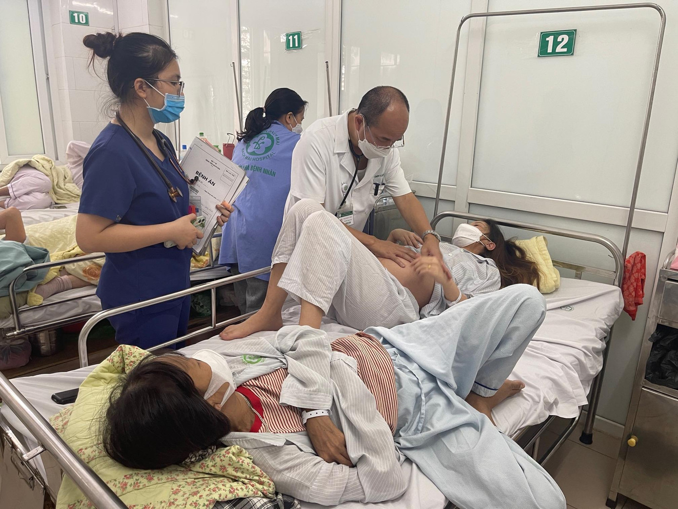 Bệnh nhân SXH điều trị tại BV Bạch Mai. Ảnh: H.Minh