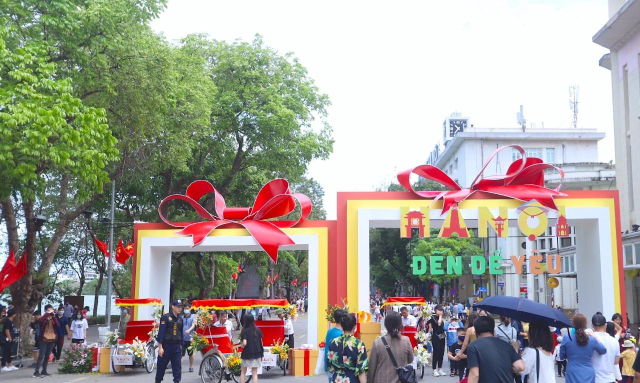 Phố đi bộ quanh Hồ Gươm thu hút khách dịp cuối tuần. Ảnh: kỳ sơn