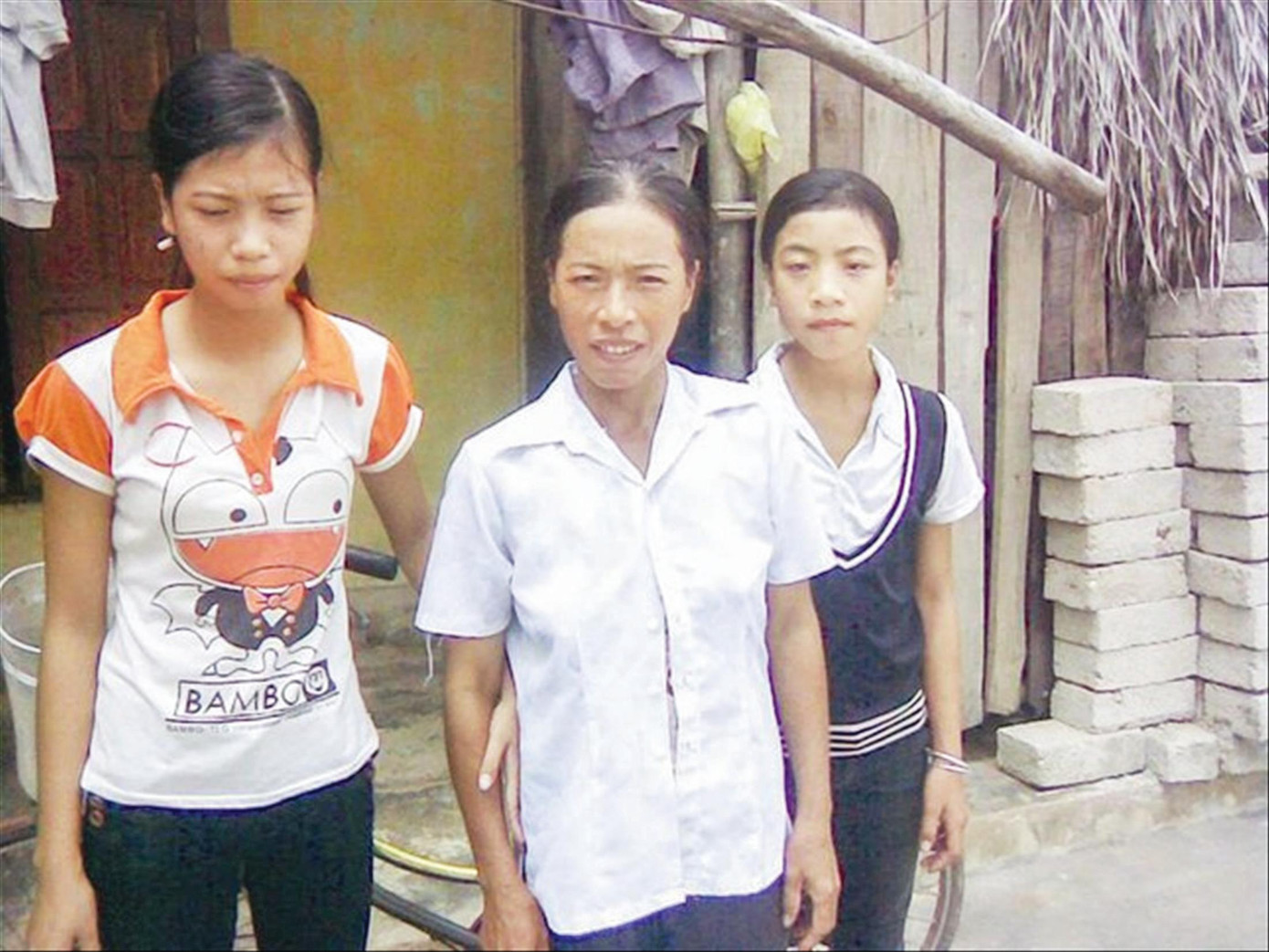 Ba mẹ con bà Hương cùng Loan và Phượng trước ngôi nhà mà tôi gặp cách đây 13 năm