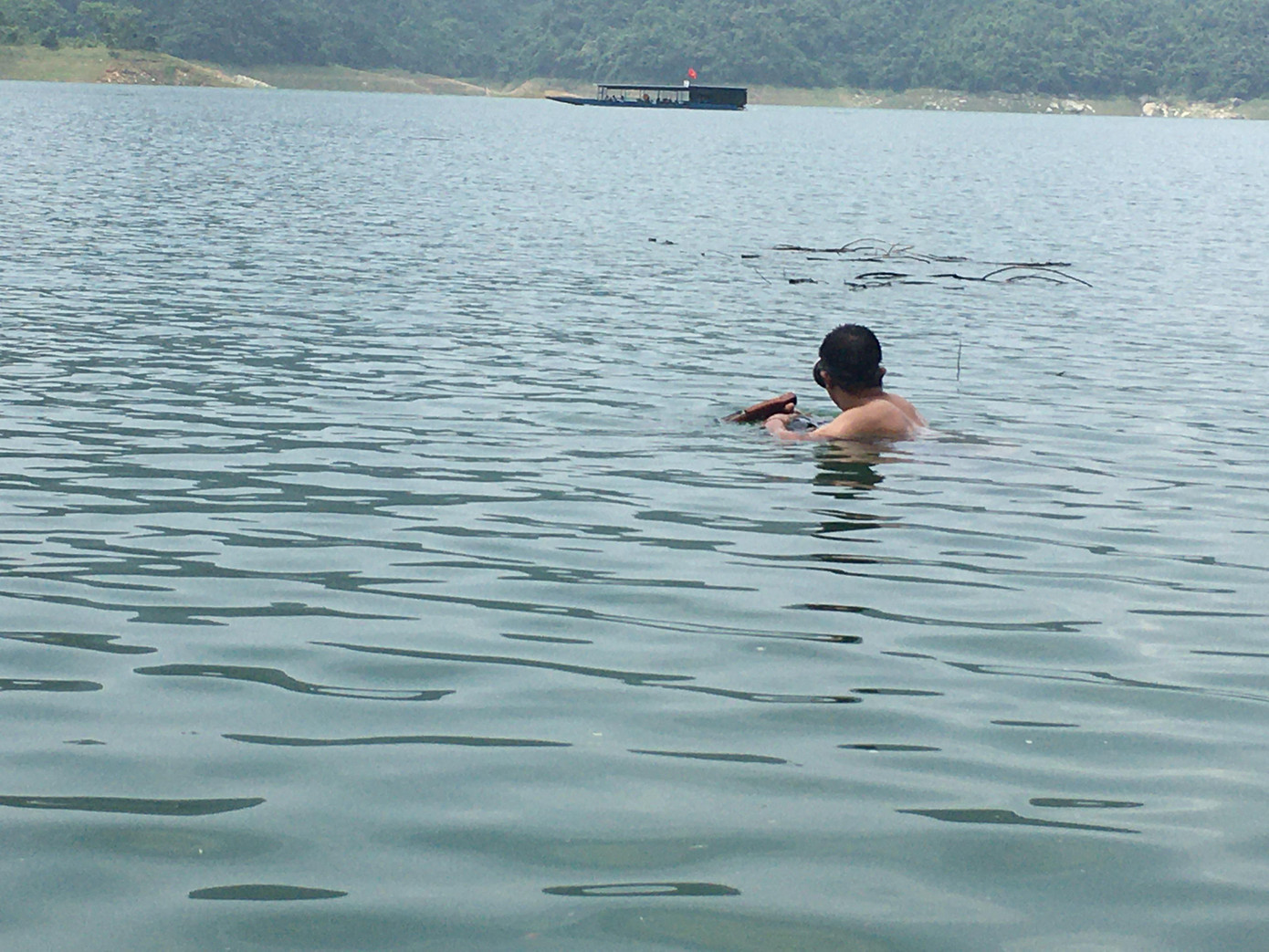 Một thợ săn chuẩn bị lặn Một thợ săn chuẩn bị lặn