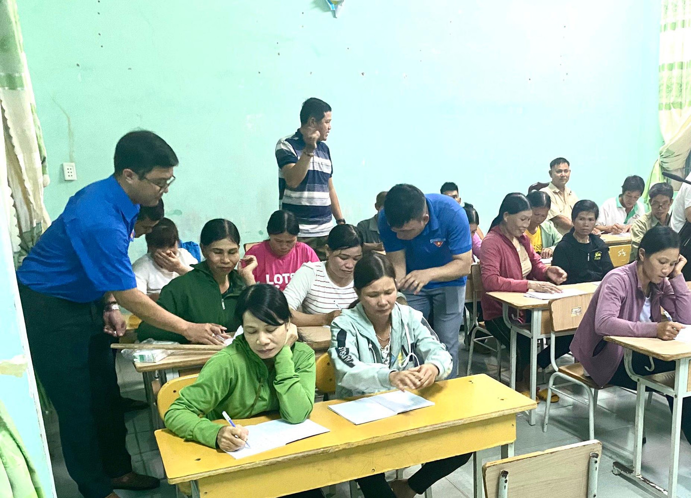 Các ĐVTN xã Ea Pil, huyện M’Drắk (Đắk Lắk) là lực lượng nòng cốt hỗ trợ các học viên tại lớp học xóa mù Các ĐVTN xã Ea Pil, huyện M’Drắk (Đắk Lắk) là lực lượng nòng cốt hỗ trợ các học viên tại lớp học xóa mù