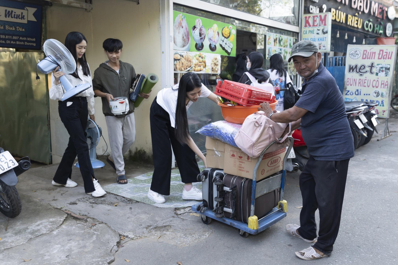Phạm Thị Hồng Thắm (SBD 101) và Đỗ Trần Ngọc Thảo (SBD 234) tìm gặp chú Minh “cô đơn” - người đàn ông chuyên bơm vá, sửa xe, chạy ba gác chở đồ miễn phí cho những người gặp sự cố Phạm Thị Hồng Thắm (SBD 101) và Đỗ Trần Ngọc Thảo (SBD 234) tìm gặp chú Minh “cô đơn” - người đàn ông chuyên bơm vá, sửa xe, chạy ba gác chở đồ miễn phí cho những người gặp sự cố