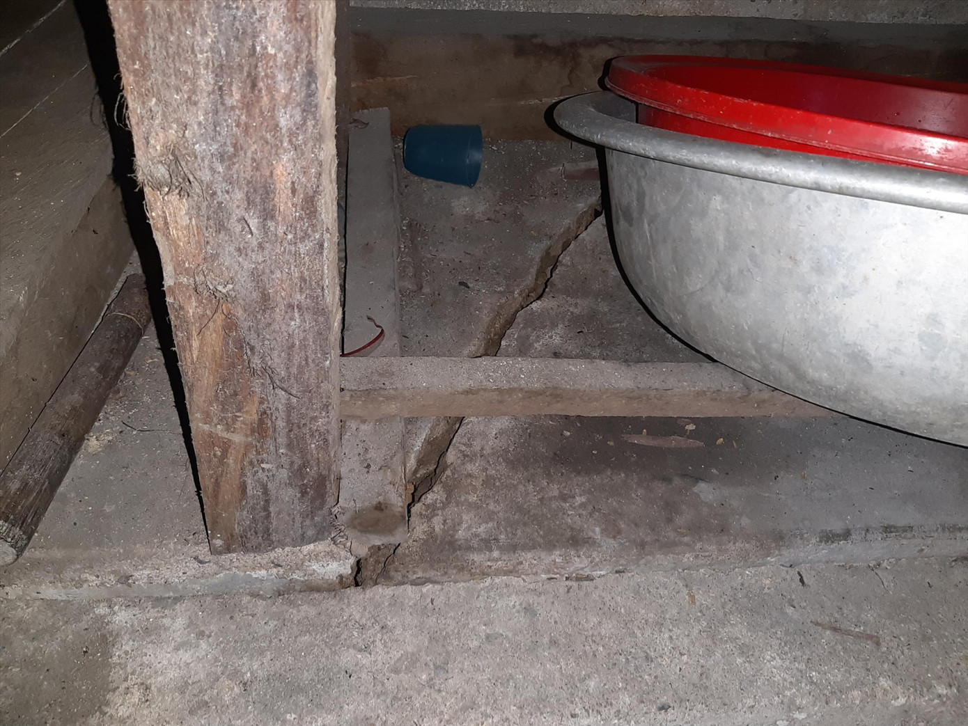 Nhà một hộ dân ở thôn Đắk Tăng bị nứt nghi do động đất Nhà một hộ dân ở thôn Đắk Tăng bị nứt nghi do động đất