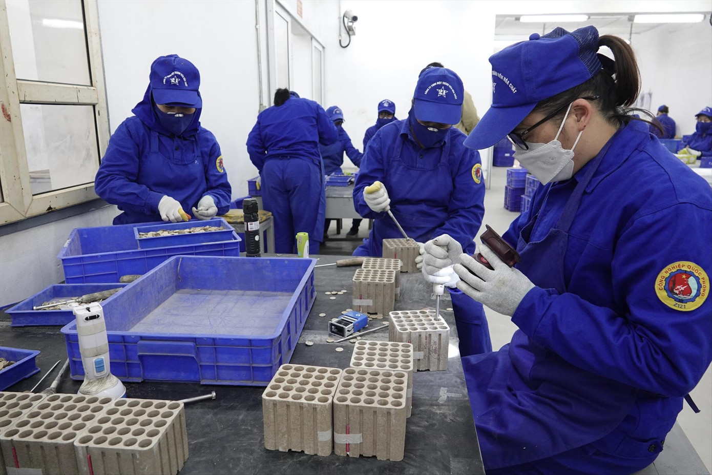 Công nhân Nhà máy Z121 thực hiện các công đoạn chế tạo, đóng gói pháo hoa giàn phun viên nhấp nháy - một trong hai sản phẩm pháo hoa mới nhất Công nhân Nhà máy Z121 thực hiện các công đoạn chế tạo, đóng gói pháo hoa giàn phun viên nhấp nháy - một trong hai sản phẩm pháo hoa mới nhất