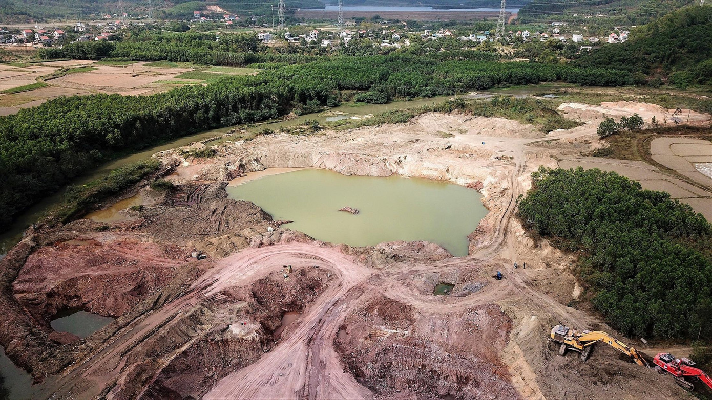 Hàng trăm nghìn tấn đất sét đã bị khai thác trái phép tại thôn Quán Vuông, xã Bình Khê, thị xã Đông Triều