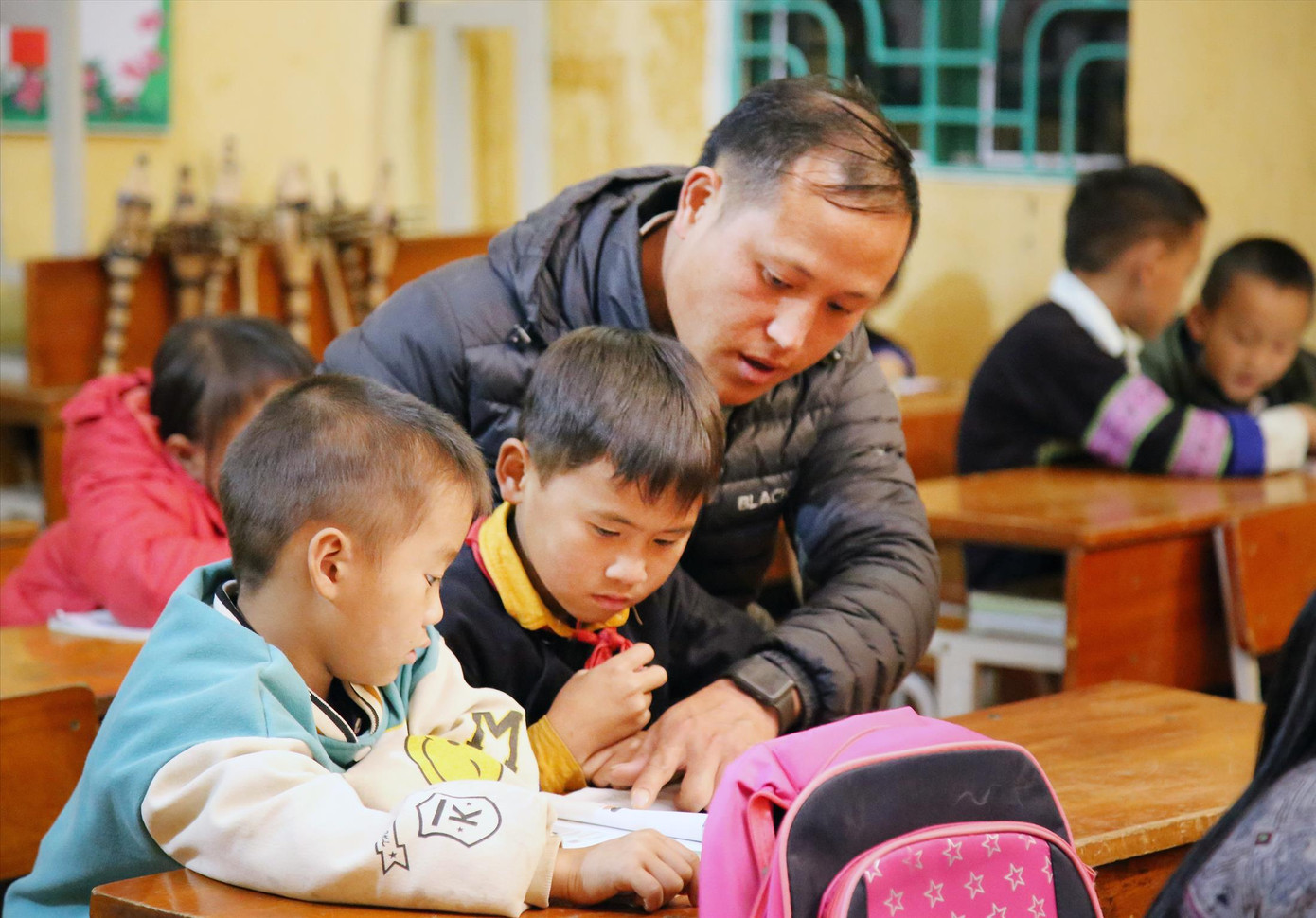 Thầy giáo Sùng A Trừ (ở huyện Mù Cang Chải, Yên Bái) hướng dẫn học sinh đọc, viết tiếng phổ thông bằng mô hình “ghép đôi” trong buổi học tối Thầy giáo Sùng A Trừ (ở huyện Mù Cang Chải, Yên Bái) hướng dẫn học sinh đọc, viết tiếng phổ thông bằng mô hình “ghép đôi” trong buổi học tối
