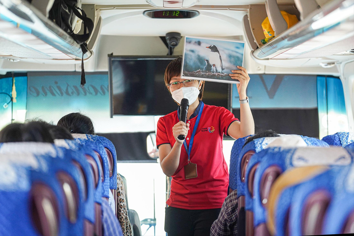 Hướng dẫn viên du lịch đang thuyết trình trong tua