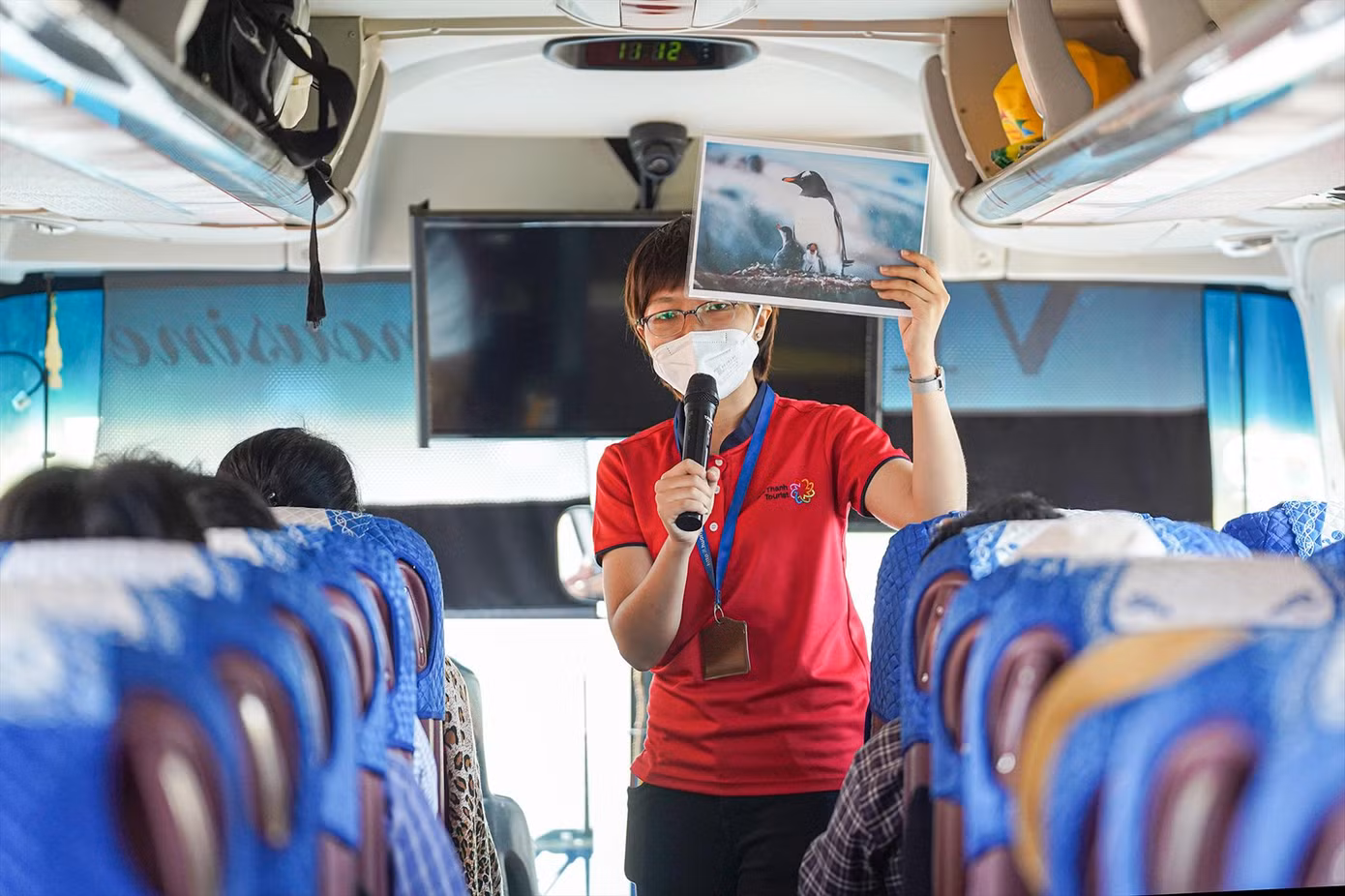 Hướng dẫn viên du lịch đang thuyết trình trong tua