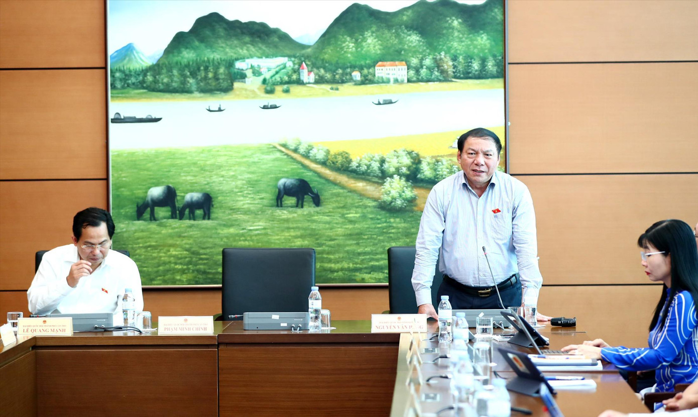 Bộ trưởng Nguyễn Văn Hùng phát biểu tại Quốc hội. Ảnh: Như Ý