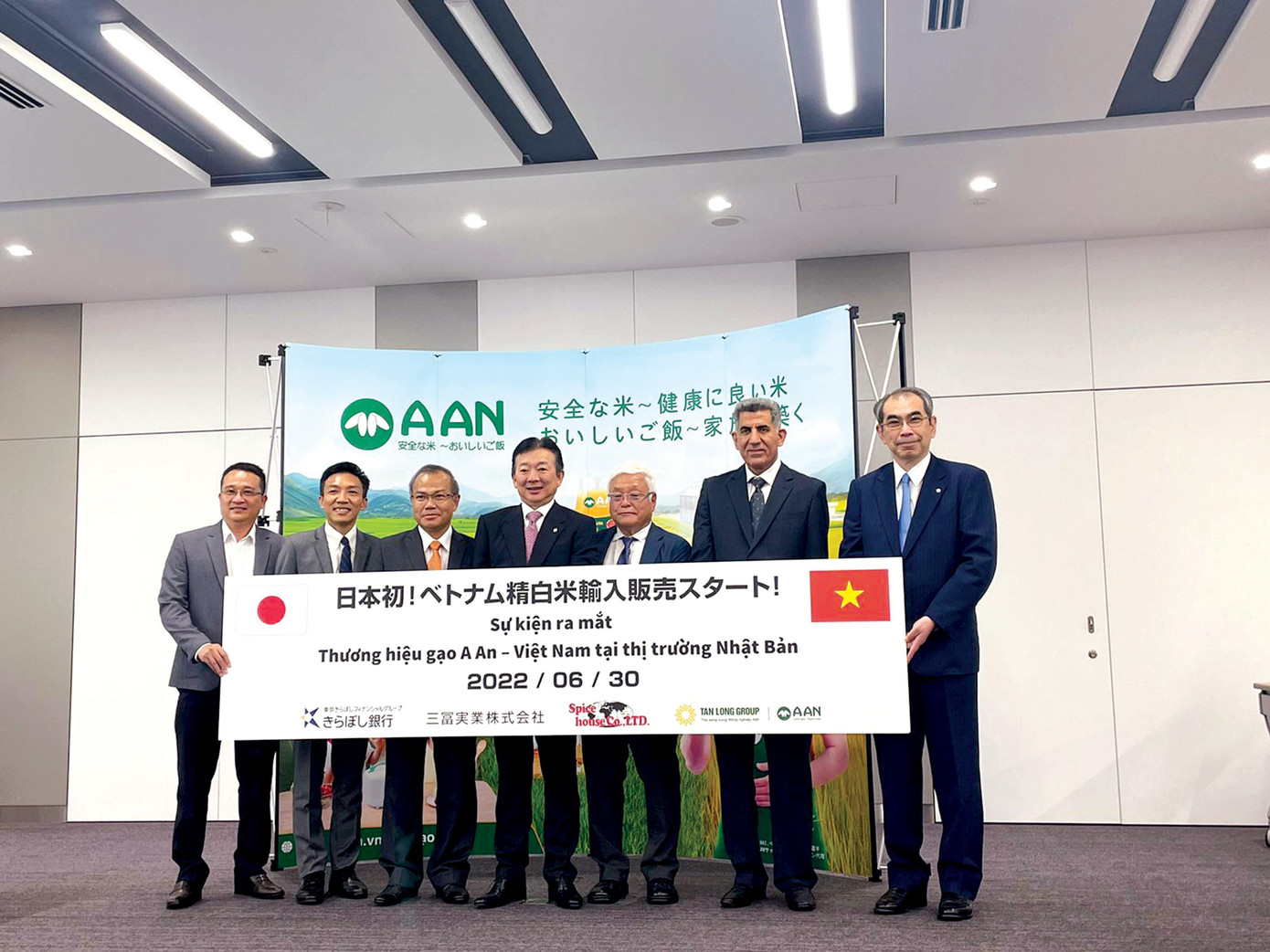 Đại sứ Việt Nam tại Nhật Bản, đại diện Tập đoàn Tân Long, Ngân hàng Kiraboshi Nhật Bản và các đối tác tham dự sự kiện ra mắt gạo A An tại Nhật Bản Đại sứ Việt Nam tại Nhật Bản, đại diện Tập đoàn Tân Long, Ngân hàng Kiraboshi Nhật Bản và các đối tác tham dự sự kiện ra mắt gạo A An tại Nhật Bản