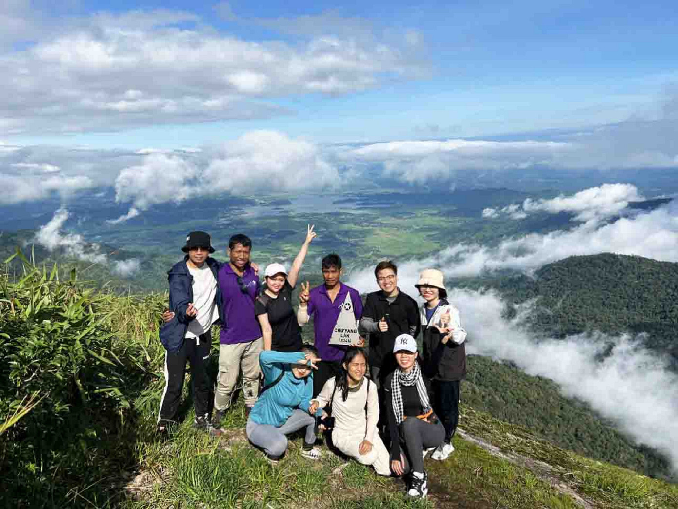 Du khách được khám phá săn mây trên đỉnh Chư Yang Lắk