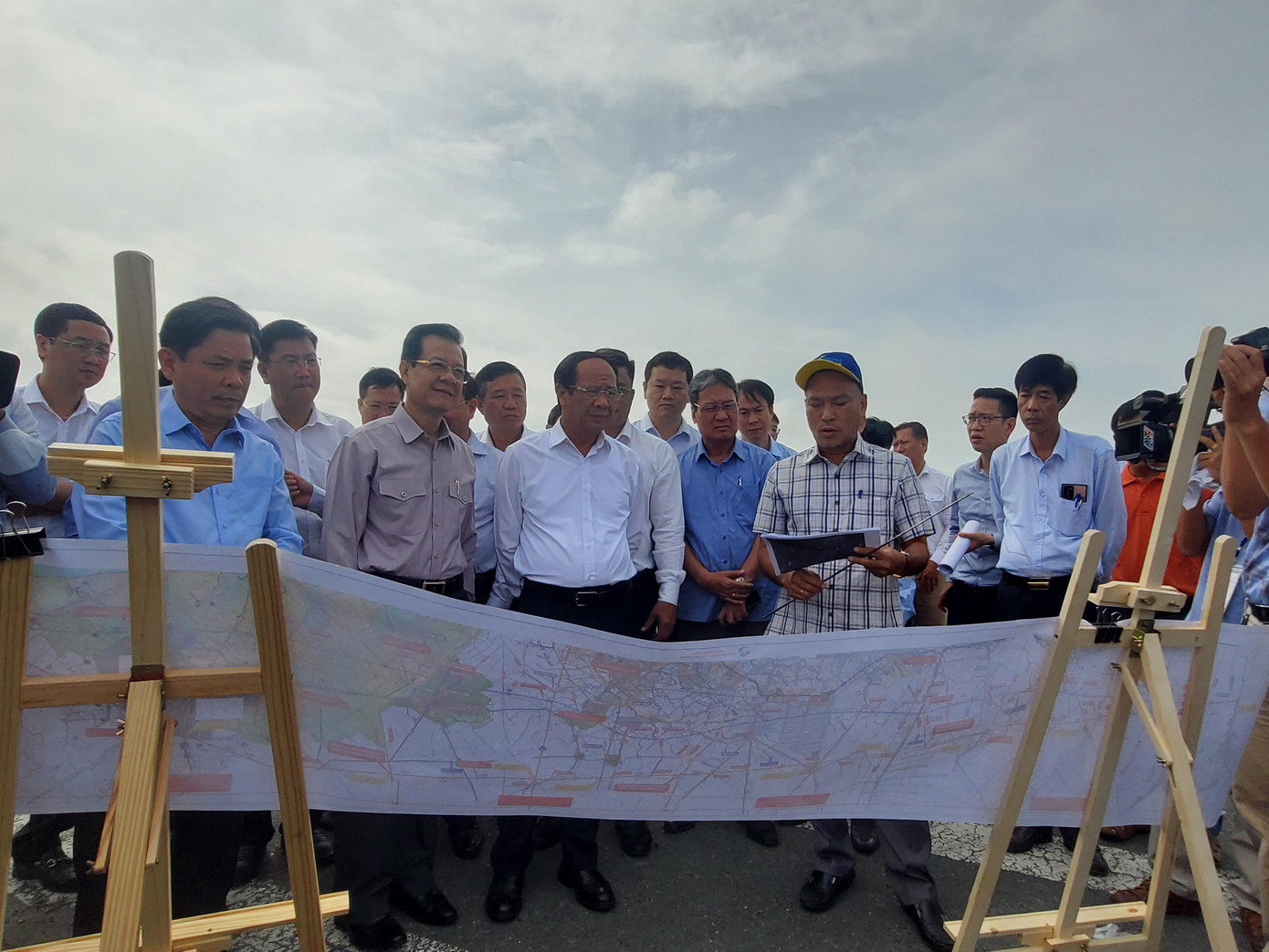 Phó Thủ tướng Lê Văn Thành cùng đoàn công tác khảo sát thực địa điểm đầu dự án cao tốc Châu Đốc - Cần Thơ - Sóc Trăng. Ảnh: Kim Hà Phó Thủ tướng Lê Văn Thành cùng đoàn công tác khảo sát thực địa điểm đầu dự án cao tốc Châu Đốc - Cần Thơ - Sóc Trăng. Ảnh: Kim Hà