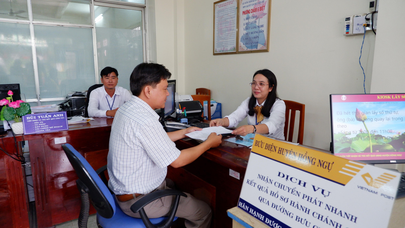 Người dân huyện Hồng Ngự, Đồng Tháp đăng ký chuyển phát kết quả