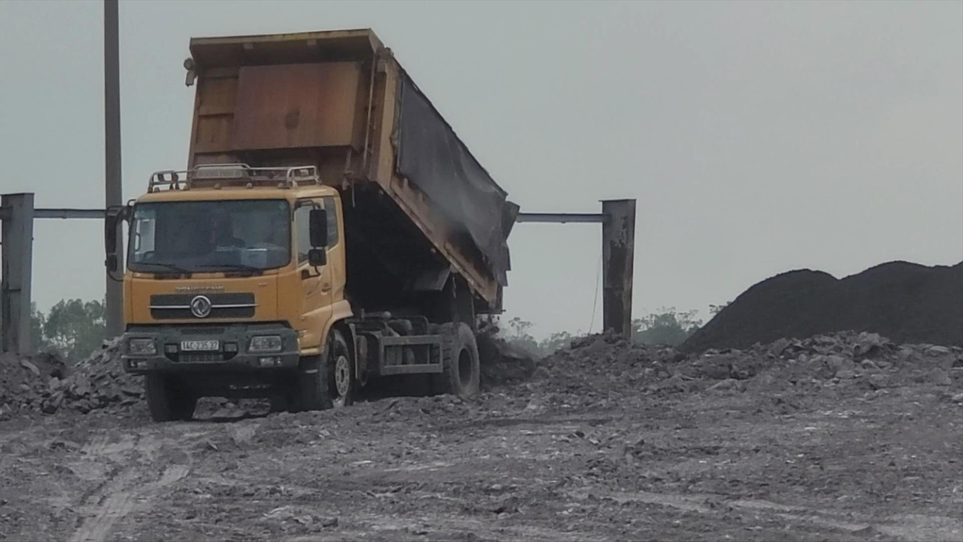 Bãi tập kết rộng hàng nghìn mét vuông của Công ty TNHH Xây dựng Thắng Lợi Đông Triều được đổ đầy đất sét, nơi cao nhất lên đến gần 10m