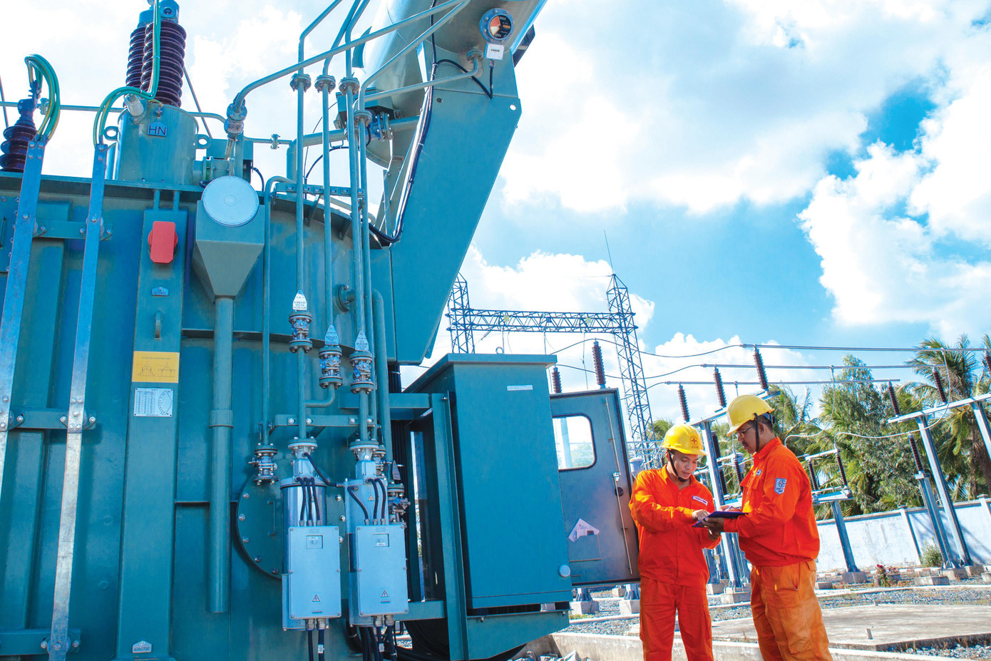 Nhân viên túc trực 24/24 để đảm bảo hệ thống lưới điện vận hành an toàn