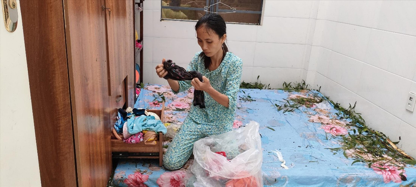 Chị Nguyễn Thị Mắm (xã Vinh Xuân) ngồi thất thần trong căn nhà bị bão số 4 cuốn tốc mái. Ảnh: Ngọc Văn Chị Nguyễn Thị Mắm (xã Vinh Xuân) ngồi thất thần trong căn nhà bị bão số 4 cuốn tốc mái. Ảnh: Ngọc Văn