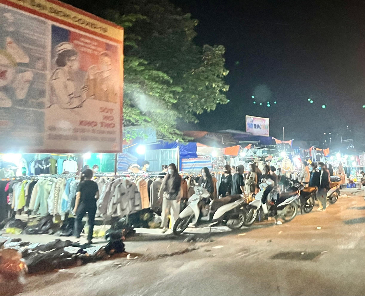 Phố Lĩnh Nam biến thành chợ khi về đêm