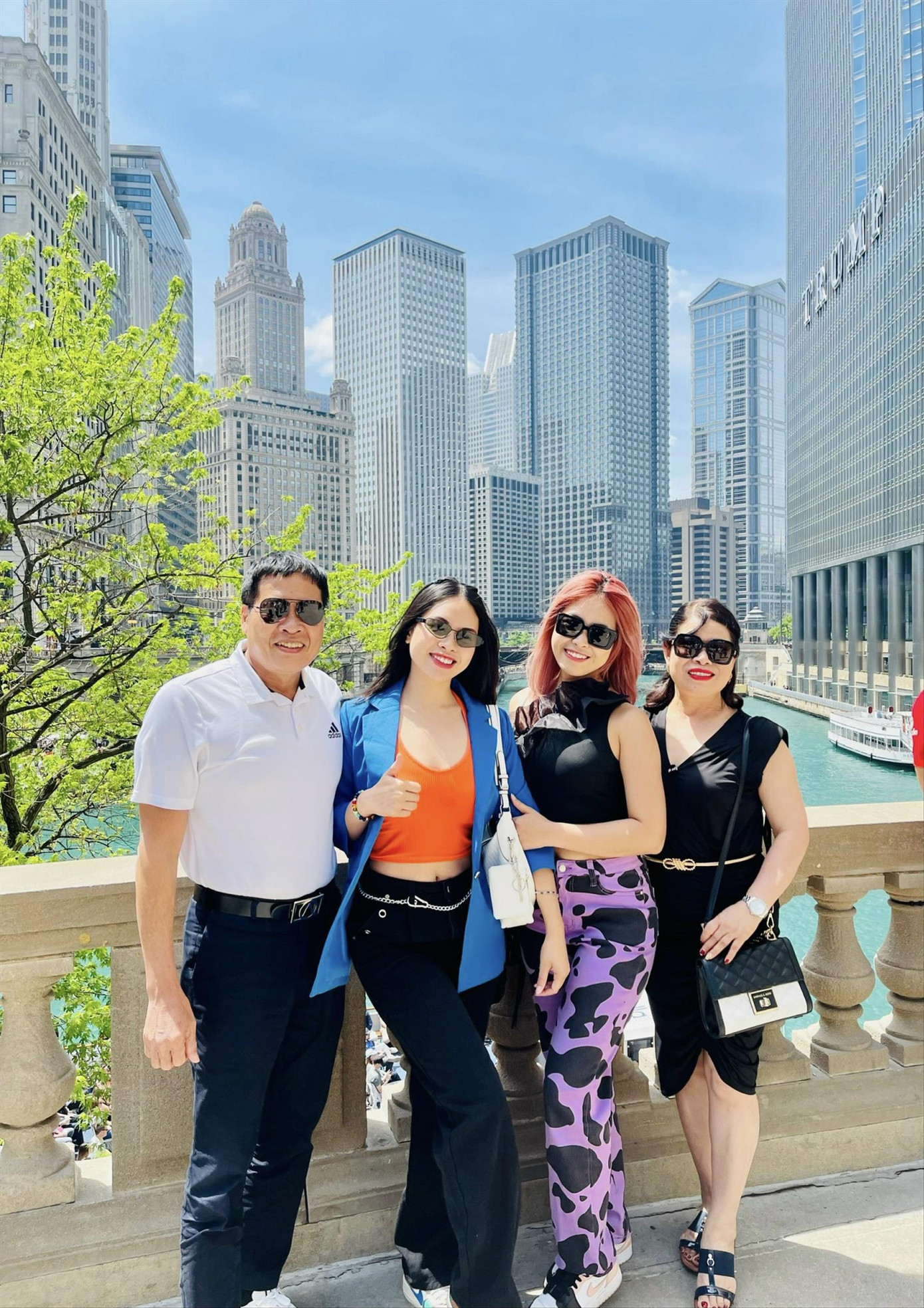 Thủy (thứ 2 trái qua) và em gái, cùng cha mẹ ở Mỹ trong ngày Thủy tốt nghiệp thạc sỹ Thủy (thứ 2 trái qua) và em gái, cùng cha mẹ ở Mỹ trong ngày Thủy tốt nghiệp thạc sỹ