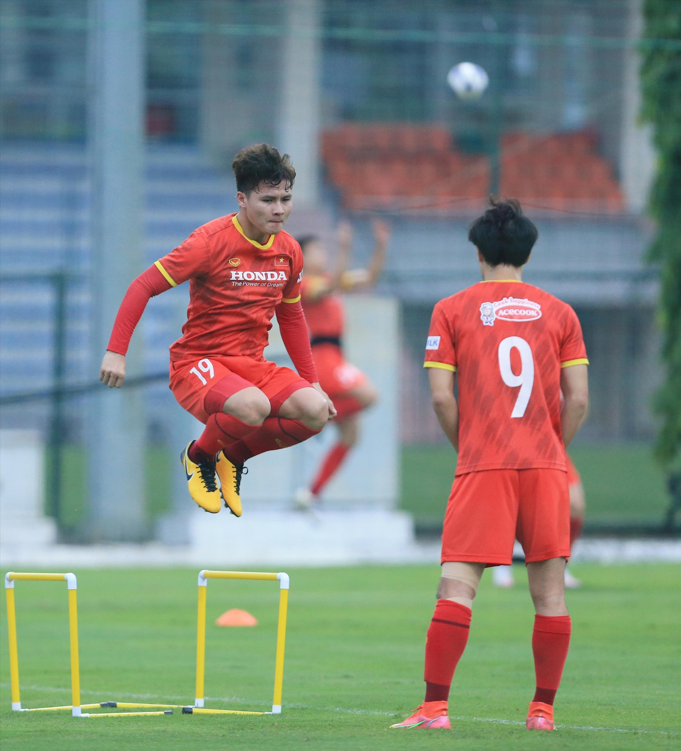 Ở lại CLB Hà Nội, chơi bóng tại V-League là lựa chọn an toàn của Quang Hải. Ảnh: Anh Đoàn