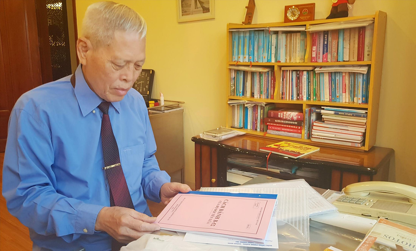 Đại tá Nguyễn Quang Hùng giới thiệu cuốn sách “Cách đánh B-52 của bộ đội tên lửa” Đại tá Nguyễn Quang Hùng giới thiệu cuốn sách “Cách đánh B-52 của bộ đội tên lửa”