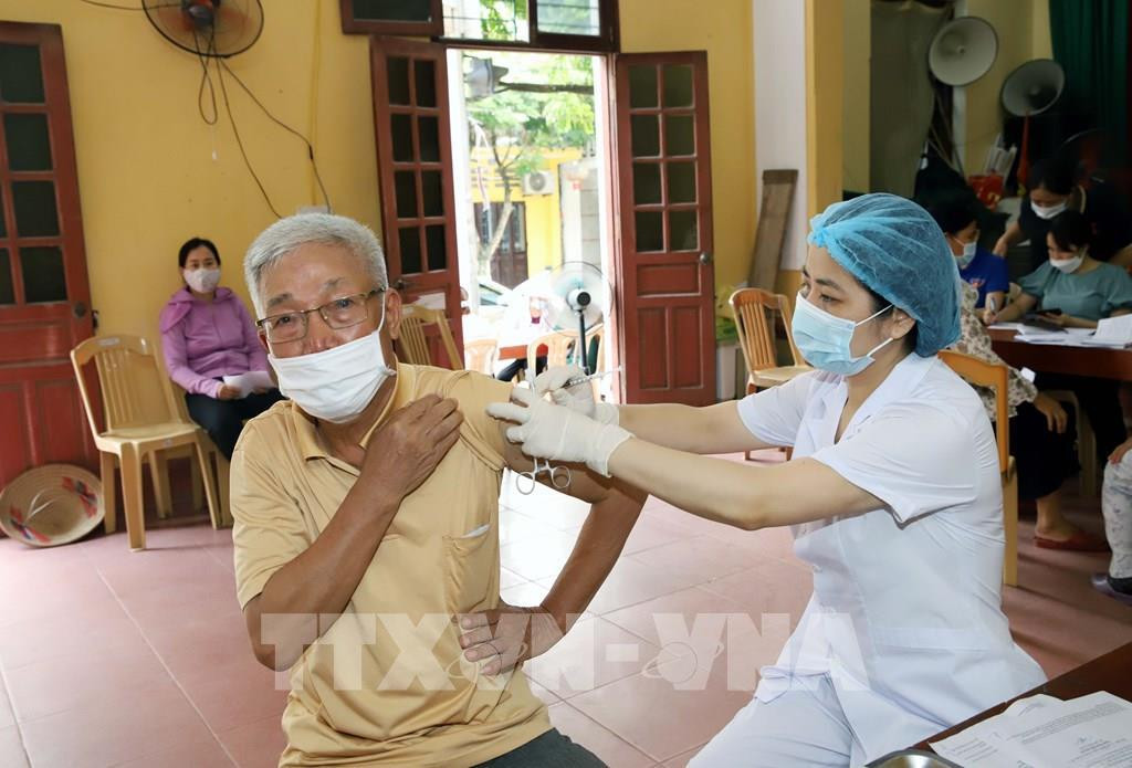 Tiêm vắc-xin phòng COVID-19 liều nhắc lại lần 2 cho người dân tỉnh Hà Nam. Ảnh: TTXVN