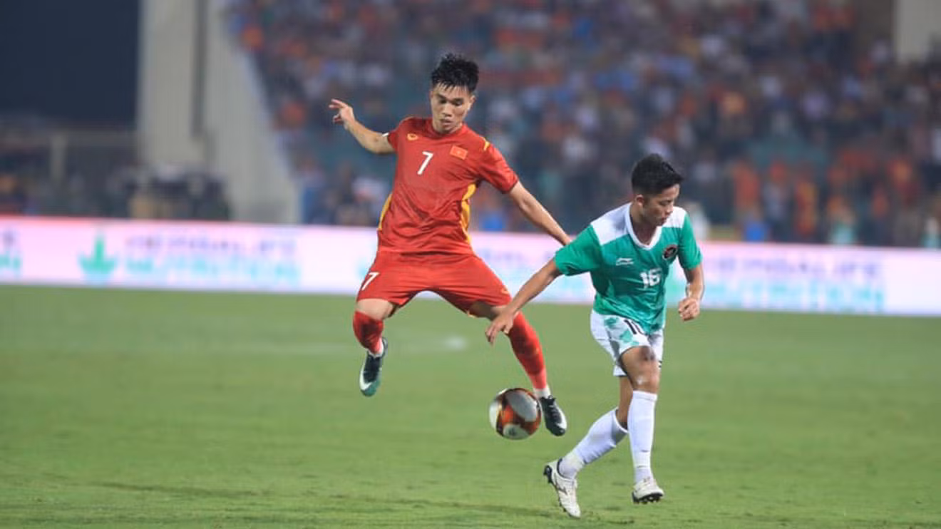 Pha tranh bóng của hậu vệ Lê Văn Đô