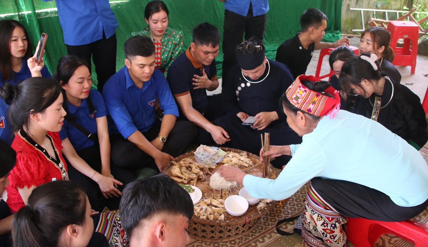 Lễ cúng vía của Đoàn thanh niên xã Châu Hạnh (huyện Quỳ Châu, Nghệ An) tại Tết Độc lập năm 2022