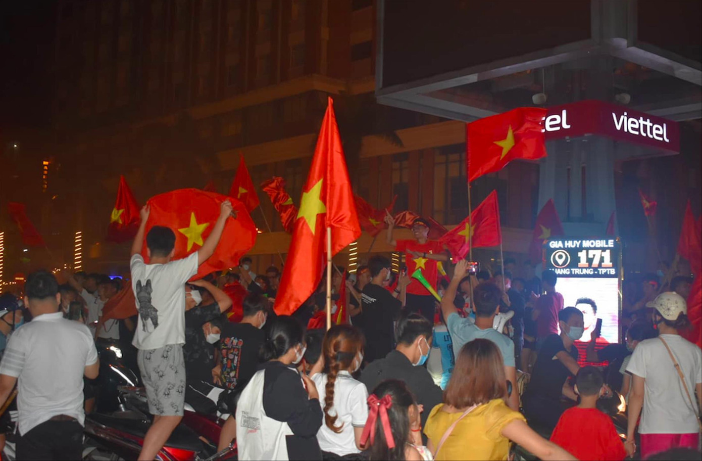 Người dân Thái Bình xuống đường ăn mừng chiến thắng của đội tuyển U23 Việt Nam. Ảnh: Hoàng Long