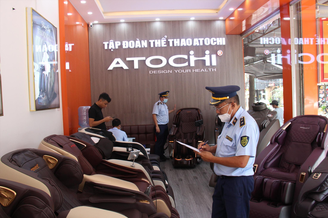 QLTT kiểm tra các cửa hàng, đại lý ghế massage tại TP Buôn Ma Thuột