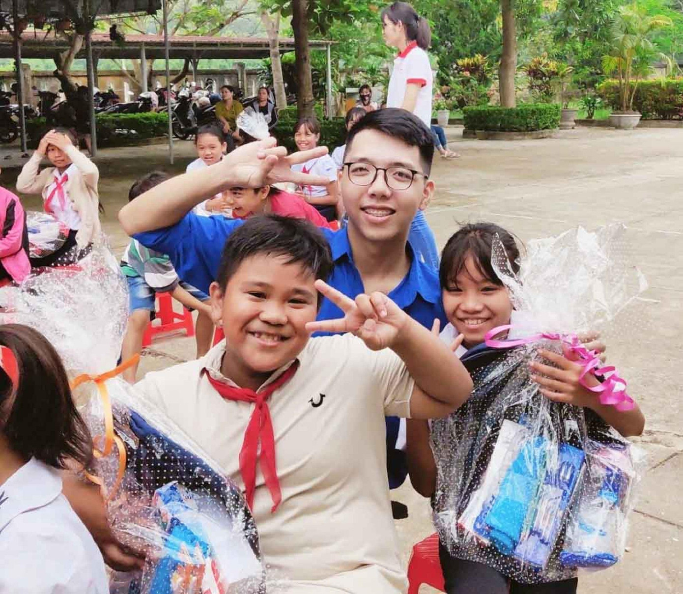 Huỳnh Đức trong lần tham gia hoạt động thiện nguyện ở buôn vùng sâu