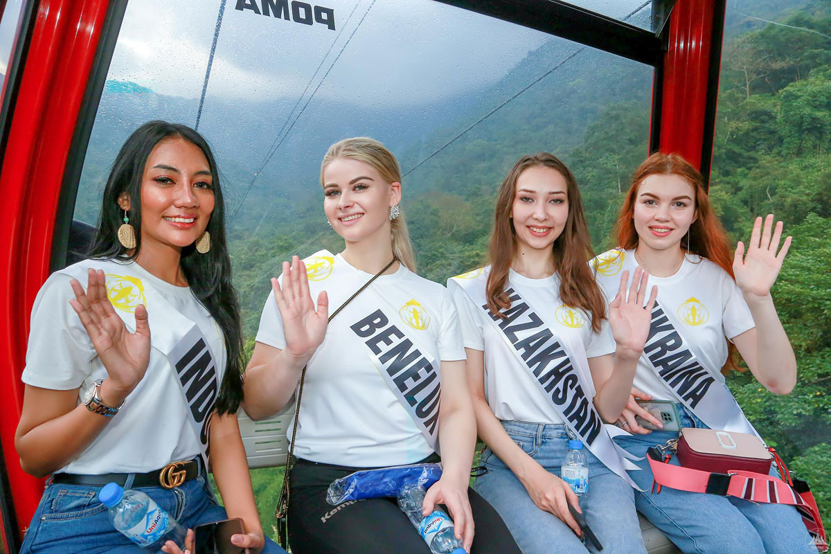 Các thí sinh đại diện cho 71 quốc gia tham dự vòng chung kết cuộc thi Hoa hậu du lịch thế giới đi cáp treo tham quan danh thắng Tây Thiên Các thí sinh đại diện cho 71 quốc gia tham dự vòng chung kết cuộc thi Hoa hậu du lịch thế giới đi cáp treo tham quan danh thắng Tây Thiên