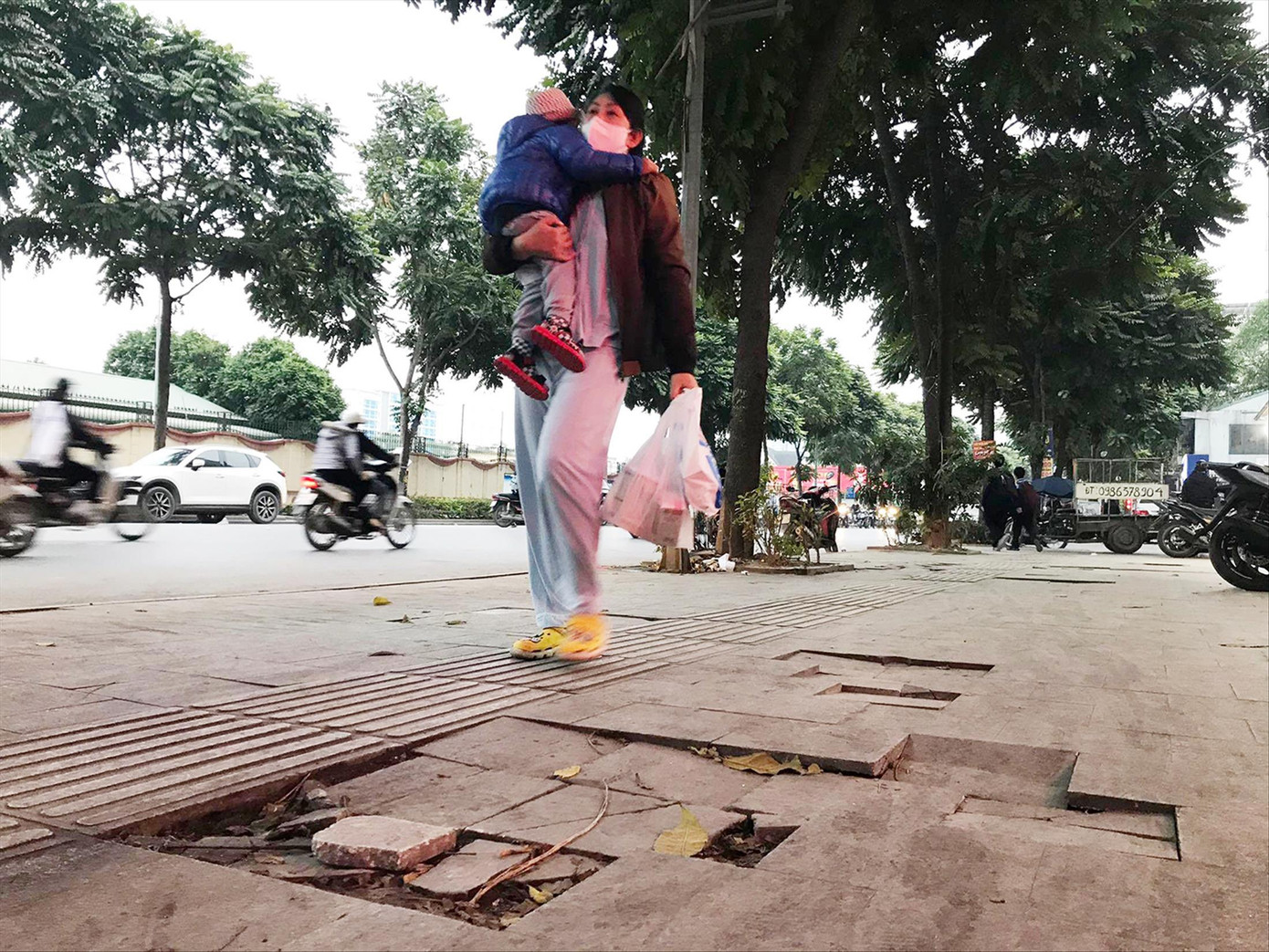 Vỉa hè lát đá hư hỏng ở Hà Nội. Ảnh: Trường Phong