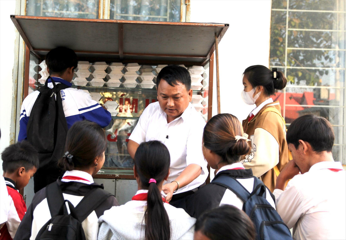 Thầy Vũ Văn Tùng đến điểm trường làng Bi Gia phát bánh mì