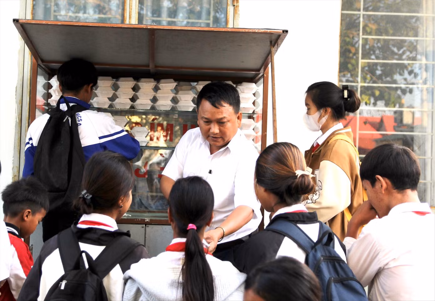 Thầy Vũ Văn Tùng đến điểm trường làng Bi Gia phát bánh mì Thầy Vũ Văn Tùng đến điểm trường làng Bi Gia phát bánh mì