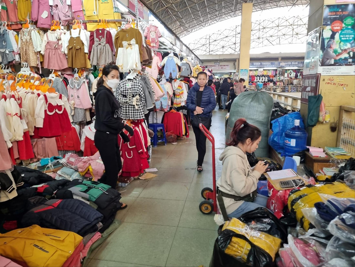 Hàng hóa Tết ngập tràn tại chợ Đồng Xuân (Hoàn Kiếm, Hà Nội). Ảnh: Ngọc Mai Hàng hóa Tết ngập tràn tại chợ Đồng Xuân (Hoàn Kiếm, Hà Nội). Ảnh: Ngọc Mai