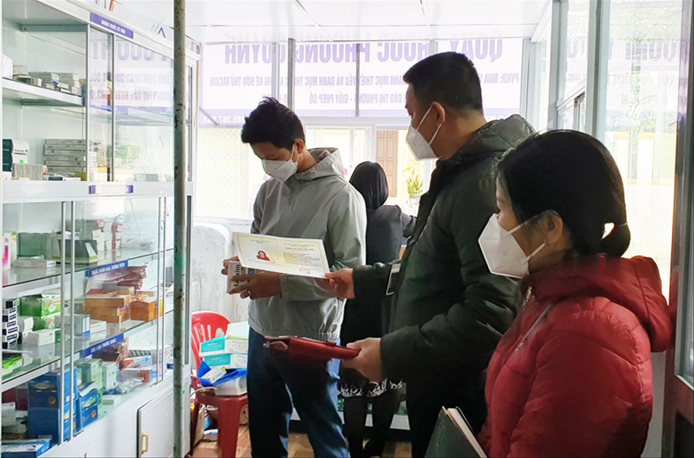 Đoàn kiểm tra liên ngành TP. Đồng Hới kiểm tra một quầy thuốc tây