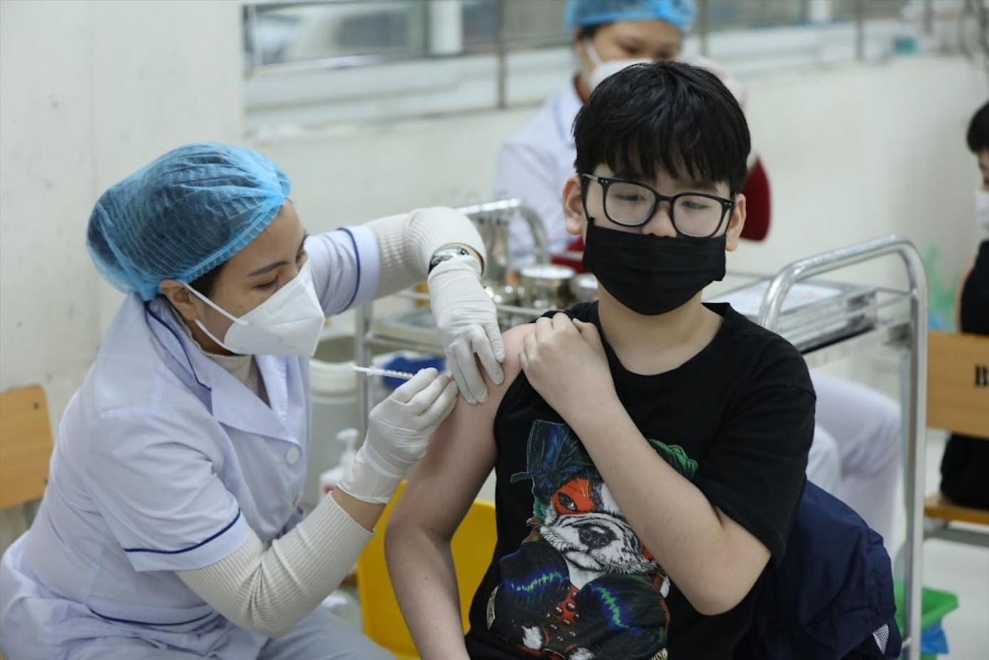 Tiêm vắc xin phòng COVID-19 cho học sinh Hà Nội. Ảnh: Như Ý