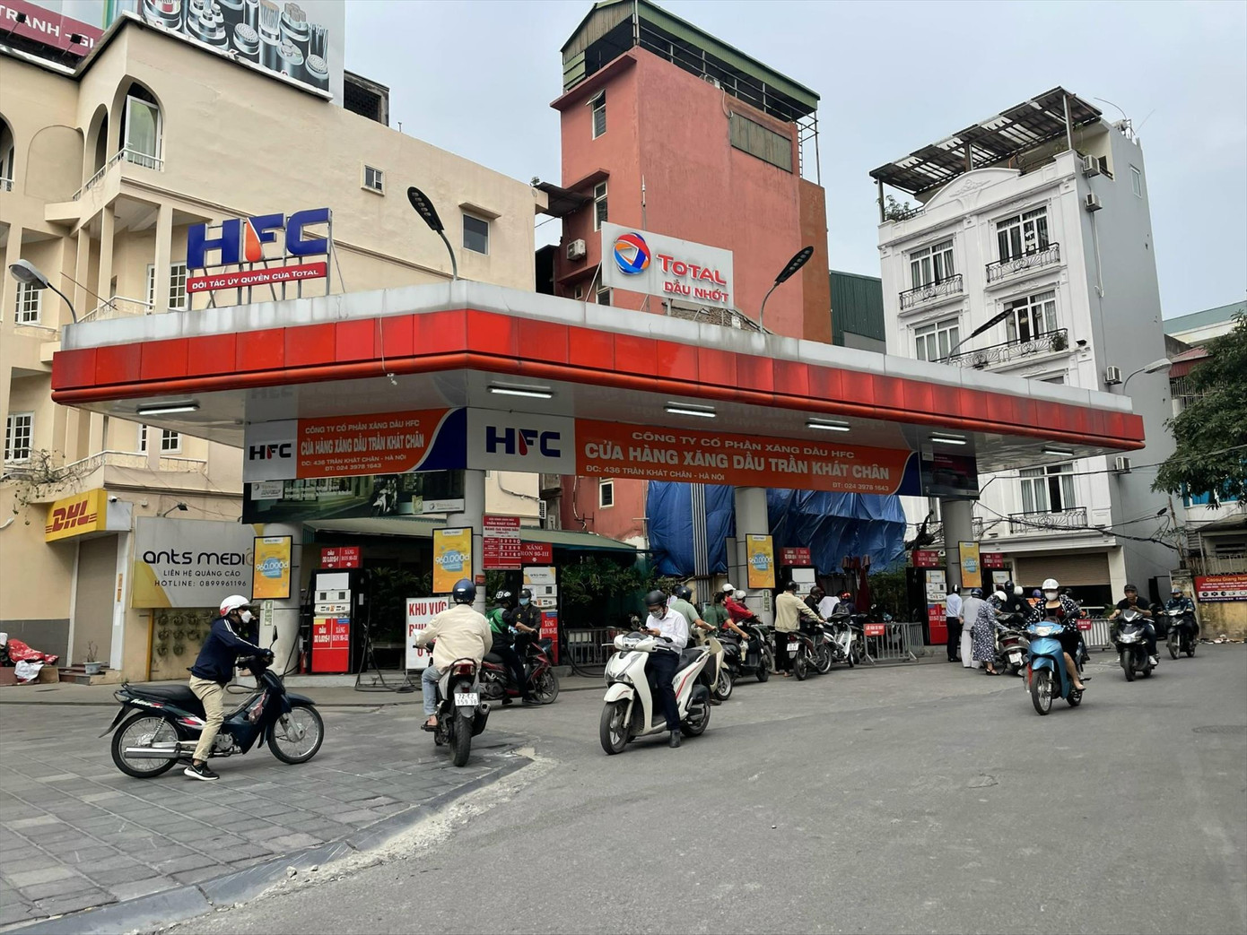 Tại Hà Nội và nhiều thành phố lớn, người dân đã dễ mua xăng hơn. Ảnh: Nguyễn Bằng