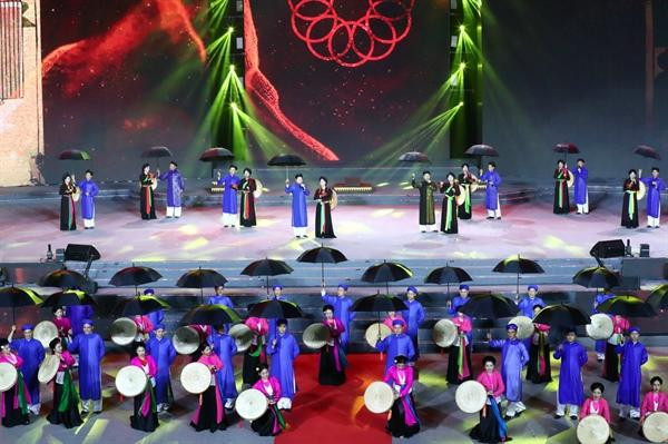 Nghệ sĩ sẵn sàng cho đêm bế mạc giàu cảm xúc. Ảnh: KỲ SƠN Nghệ sĩ sẵn sàng cho đêm bế mạc giàu cảm xúc. Ảnh: KỲ SƠN